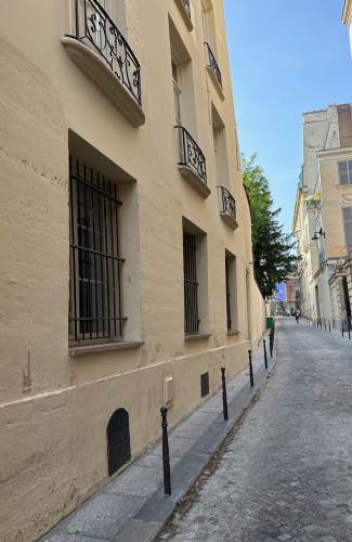 A picture of Rue Férou, in the 6th arrondissement of Paris. Parisian cobble street