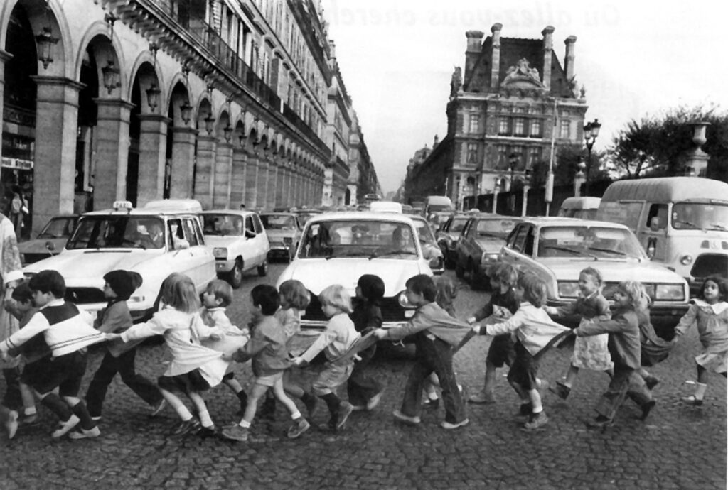 Robert Doisneau picture, children crossing rue de Rivoli in Paris, France