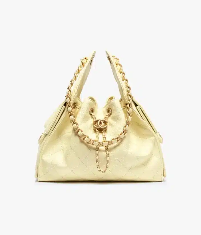 Chanel light yellow quilted purse with gold chain for spring 2025 bag trends. Petit sac CHANEL 25