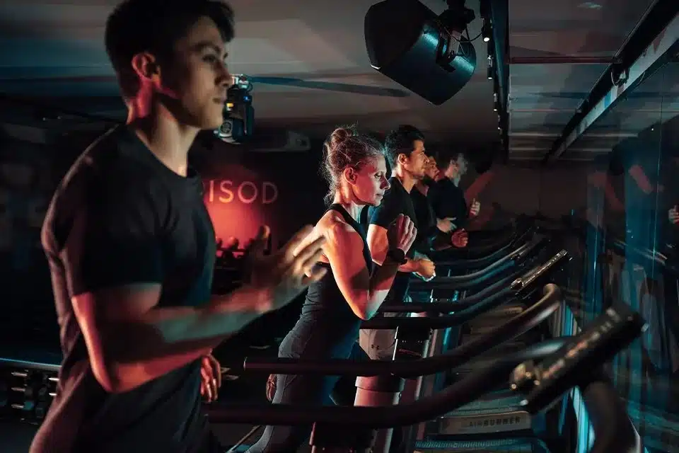 People doing a high-intensity treadmill workout at EPISOD, one of the best CrossFit and HIIT studios in Paris. Best workout classes in Paris.