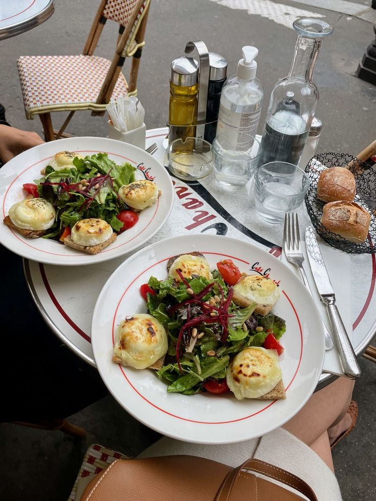 Parisian café lunch with salad and goat cheese toast, illustrating how to eat like a French woman.