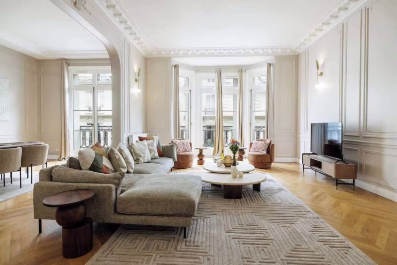 Luxurious large Paris apartment with multiple bedrooms for families and groups