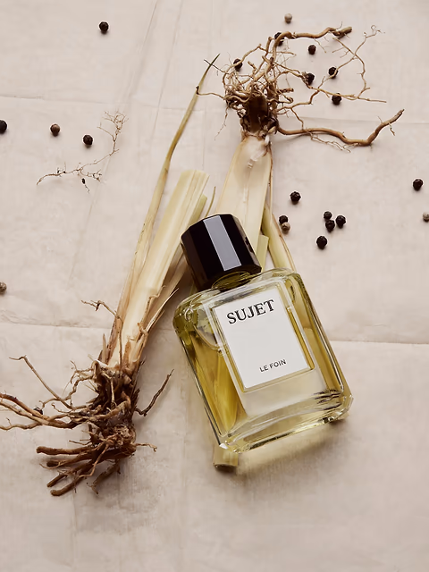 Le Foin by Sujet Parfums perfume bottle with peppercorns and botanical roots